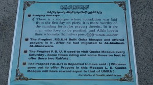 Plakat tentang keutamaan Masjid Quba
